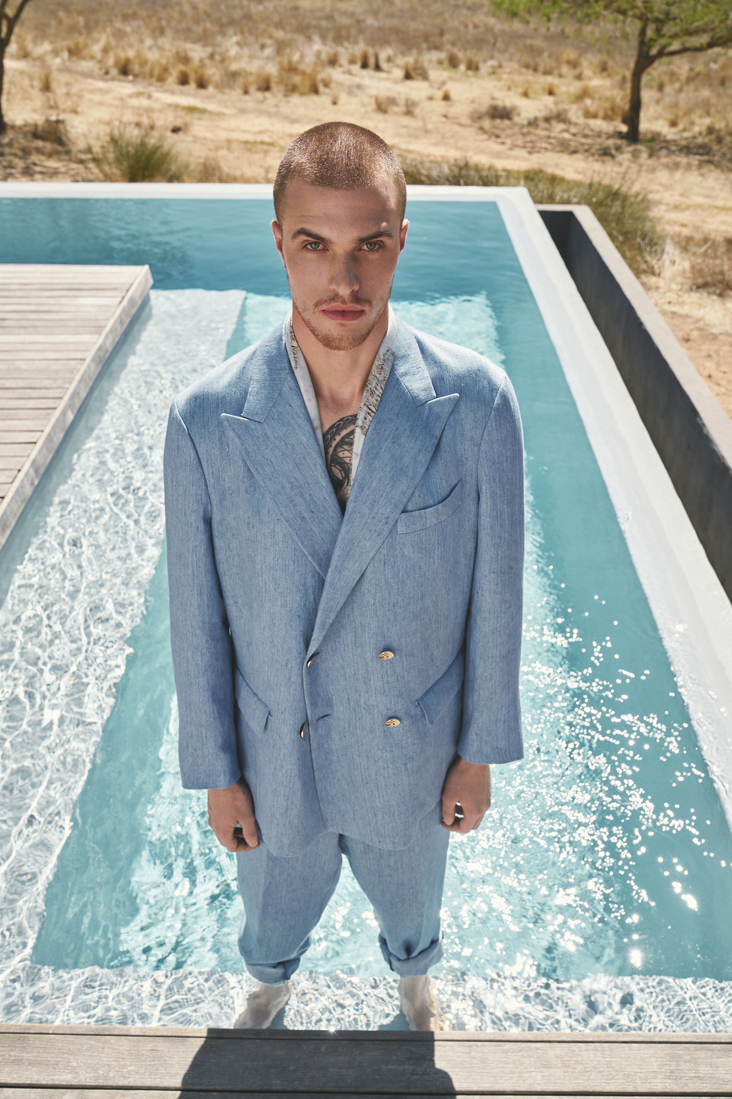 Model trägt Kiz_Whalifa_Oversized Anzug von D'CONSTRUCTED. Zeitgenössischer Oversized-Stil für den modernen urbanen Look.