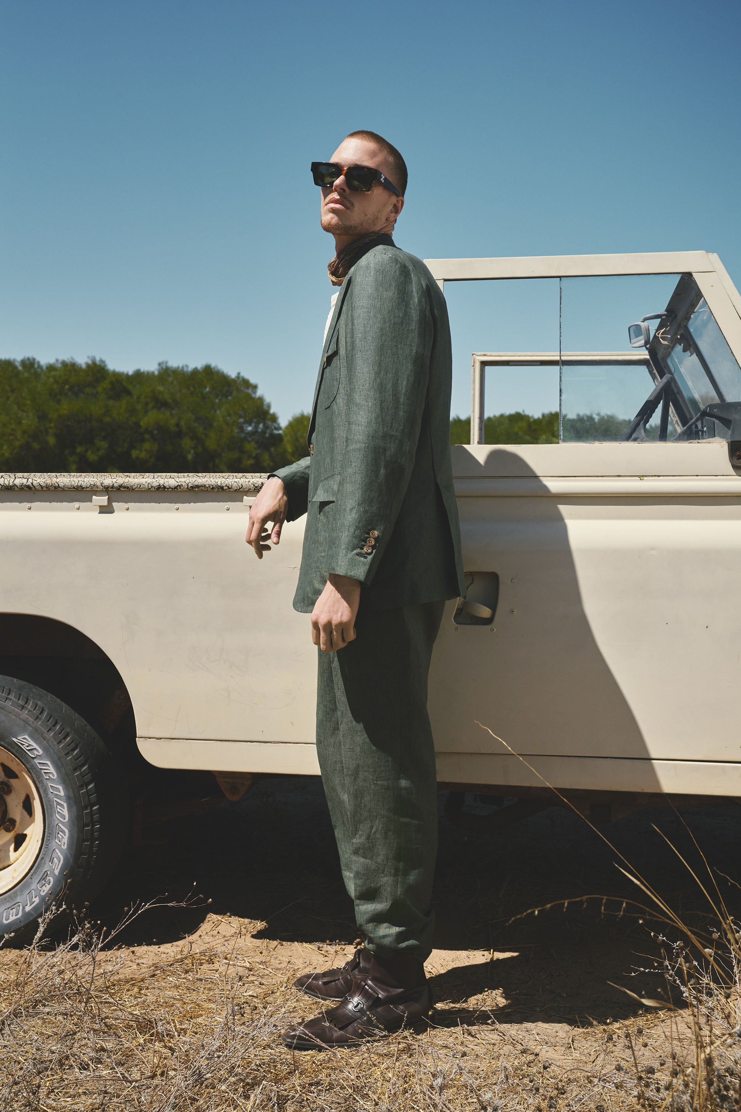 Model trägt Mason_Jamoa_Oversized Anzug von D'CONSTRUCTED. Oversized Mode im modernen urbanen und ländlichen Stil.