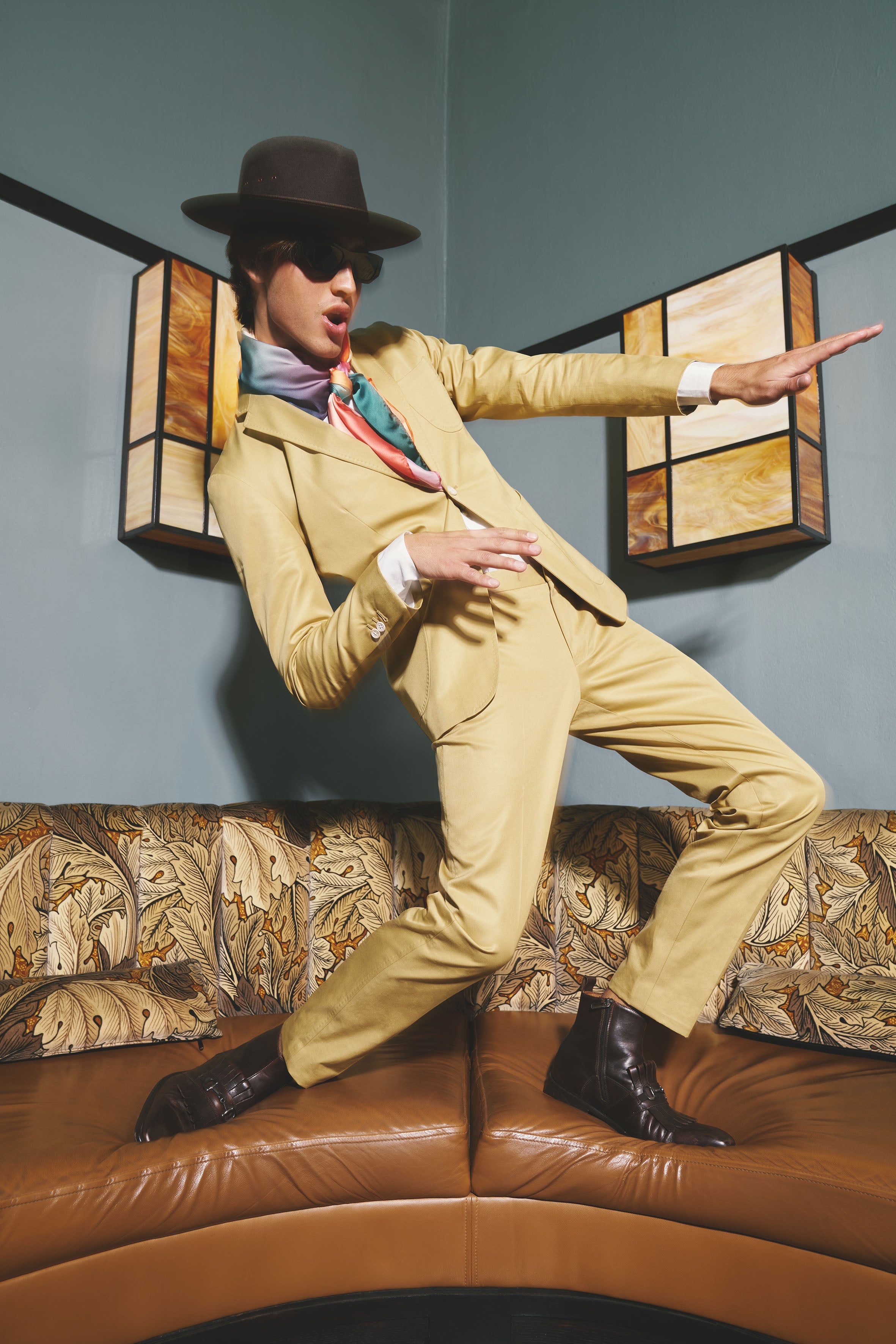 Model auf Couch trägt Mayn Zalik Fitted Anzug von D'CONSTRUCTED – Zeitgenössisches Design für urbanen Stil.