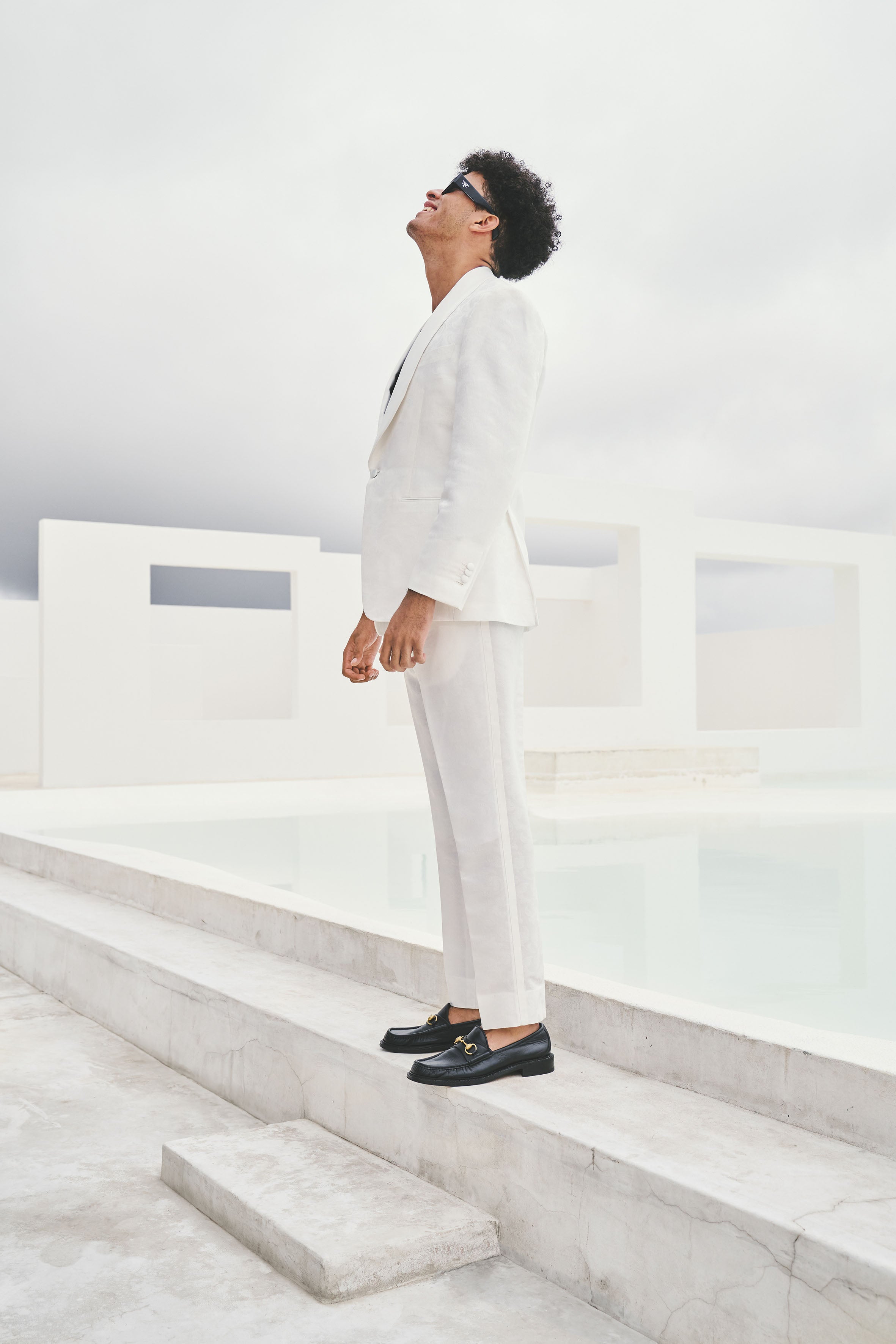 Model trägt Meynar_High_Waist Anzug von D'CONSTRUCTED. Zeitgenössische Eleganz und urbaner Stil.