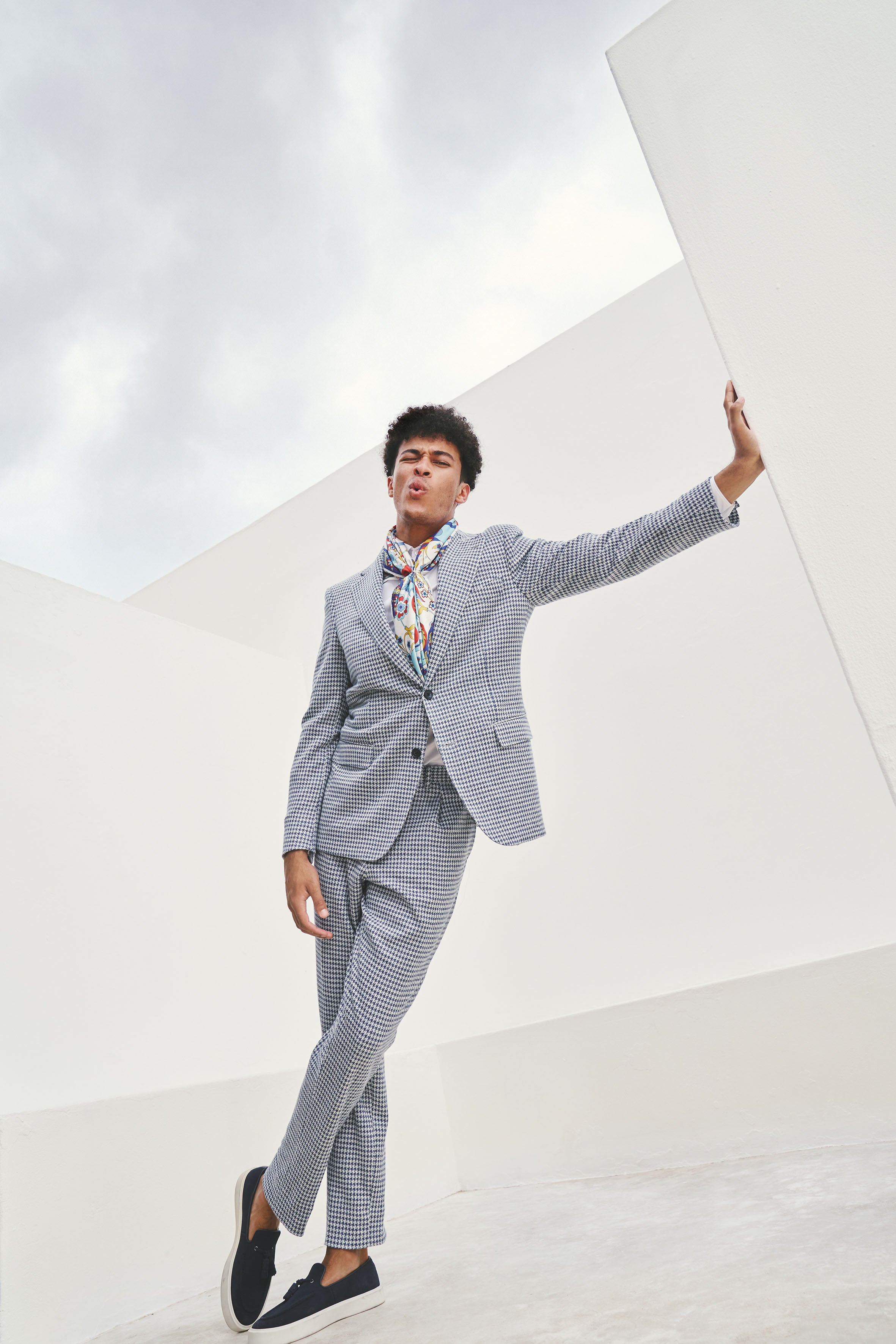 Model trägt Muno_Bars_High_Waist Anzug von D'CONSTRUCTED. Hochwertiger High-Waist Anzug im modernen urbanen Stil für den zeitgenössischen Gentleman.