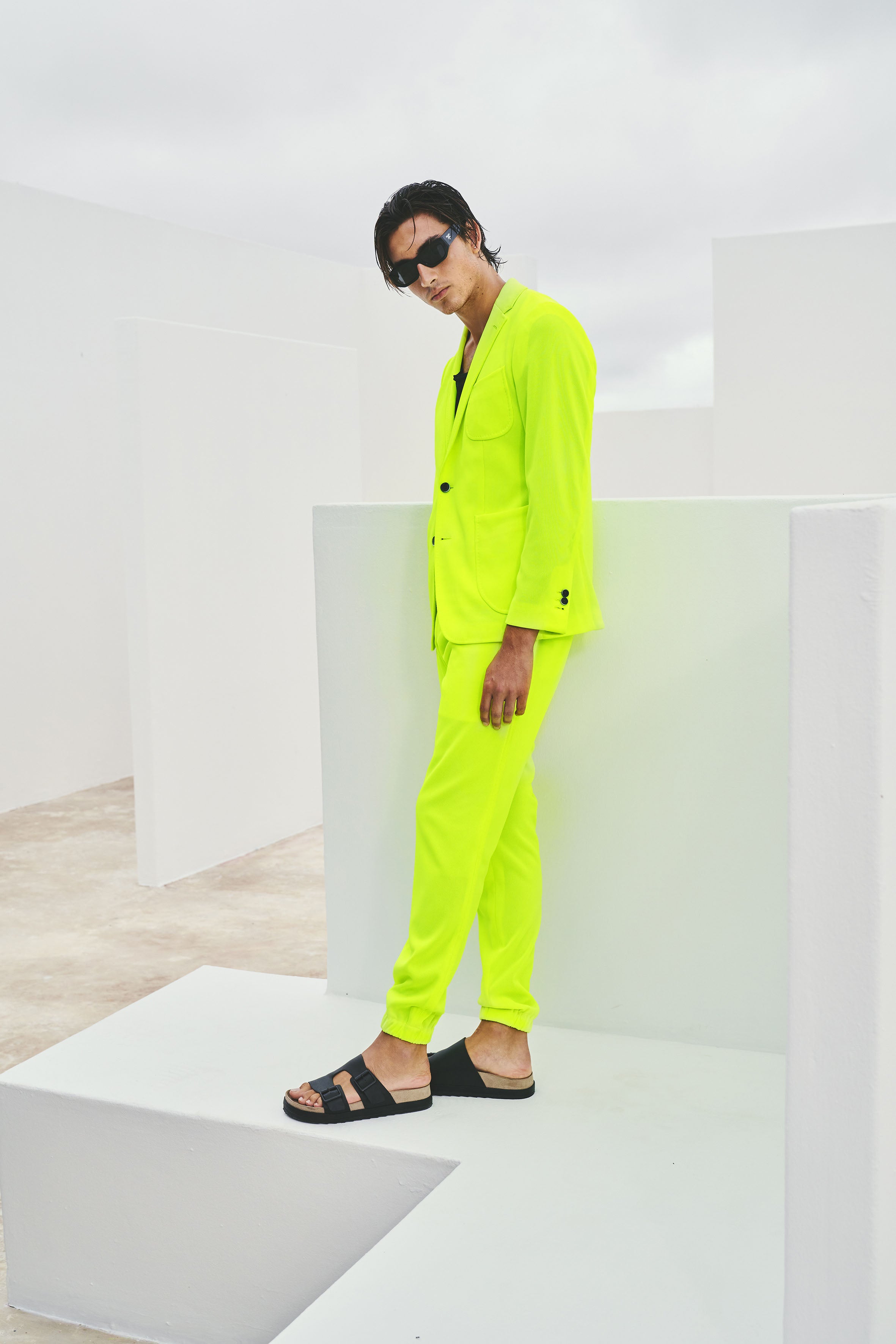 odel trägt Paft_Dunk_Slim_Ecom Anzug von D'CONSTRUCTED. Lebendiger Neon-Gelb Oversized Anzug für den modernen urbanen Look.