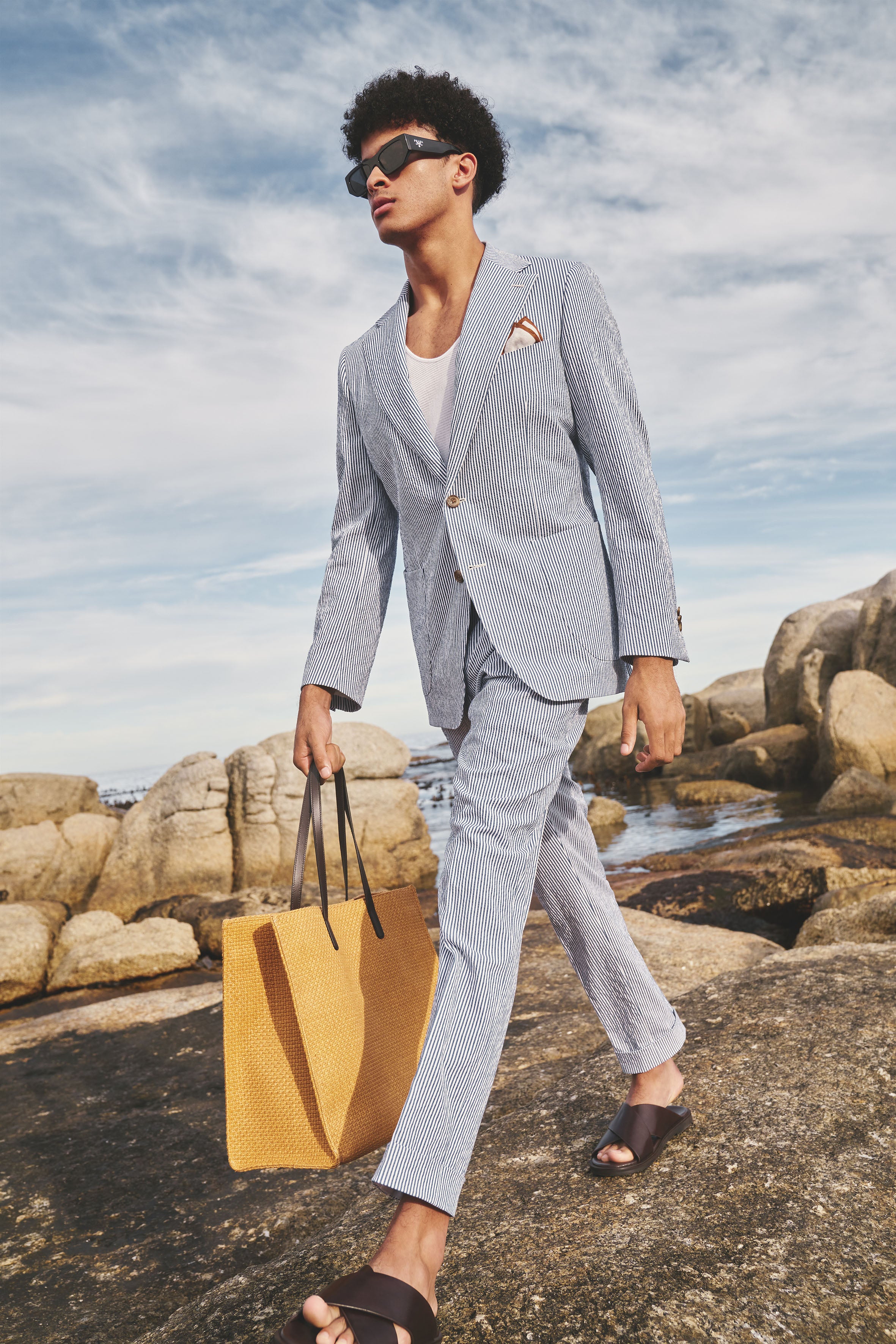 Model trägt Quinn_McSteve_High_Waist Anzug von D'CONSTRUCTED. Zeitgemäßer High-Waist Anzug im Streifenmuster für den modernen urbanen Look.