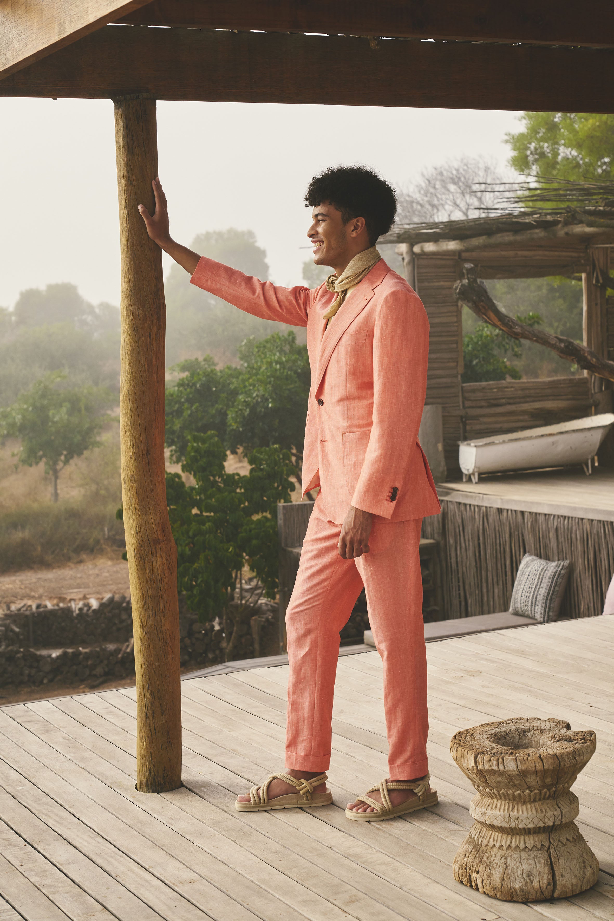 Model trägt Rad_Britt_High_Waist Anzug von D'CONSTRUCTED. Sommerliche High-Waist Mode in lebendigem Korallenrot für den modernen Gentleman.