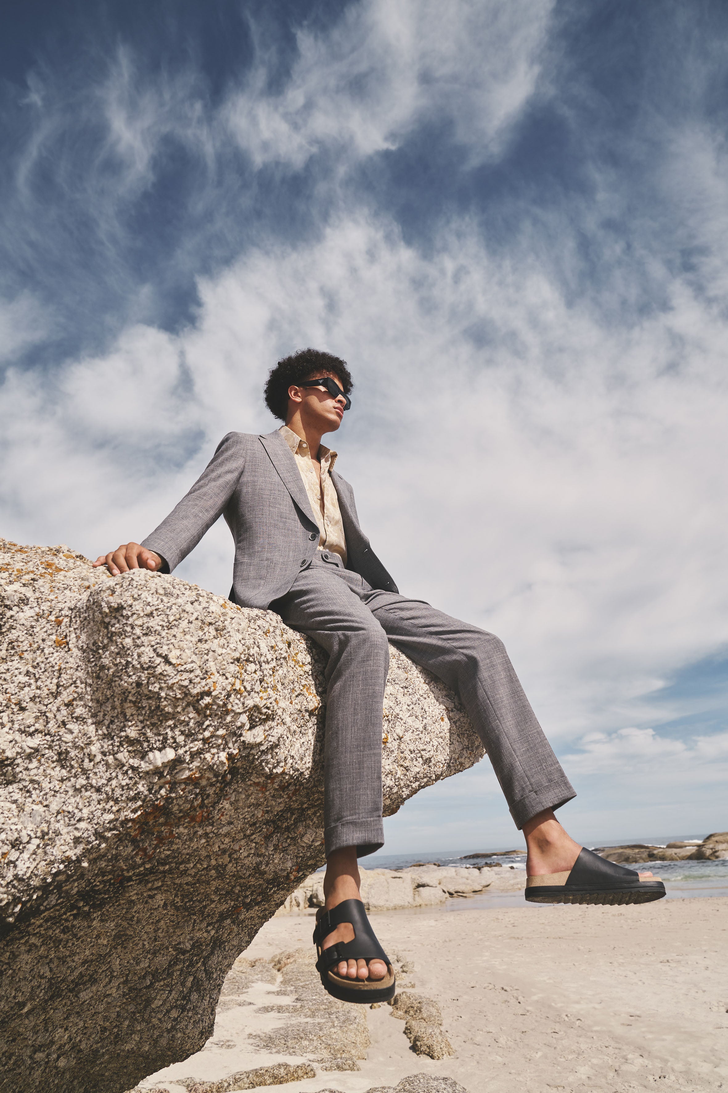 Model auf Felsen trägt Stony_Spark_High_Waist von D'CONSTRUCTED – High-Waist Design für urbanen Stil und moderne Eleganz.