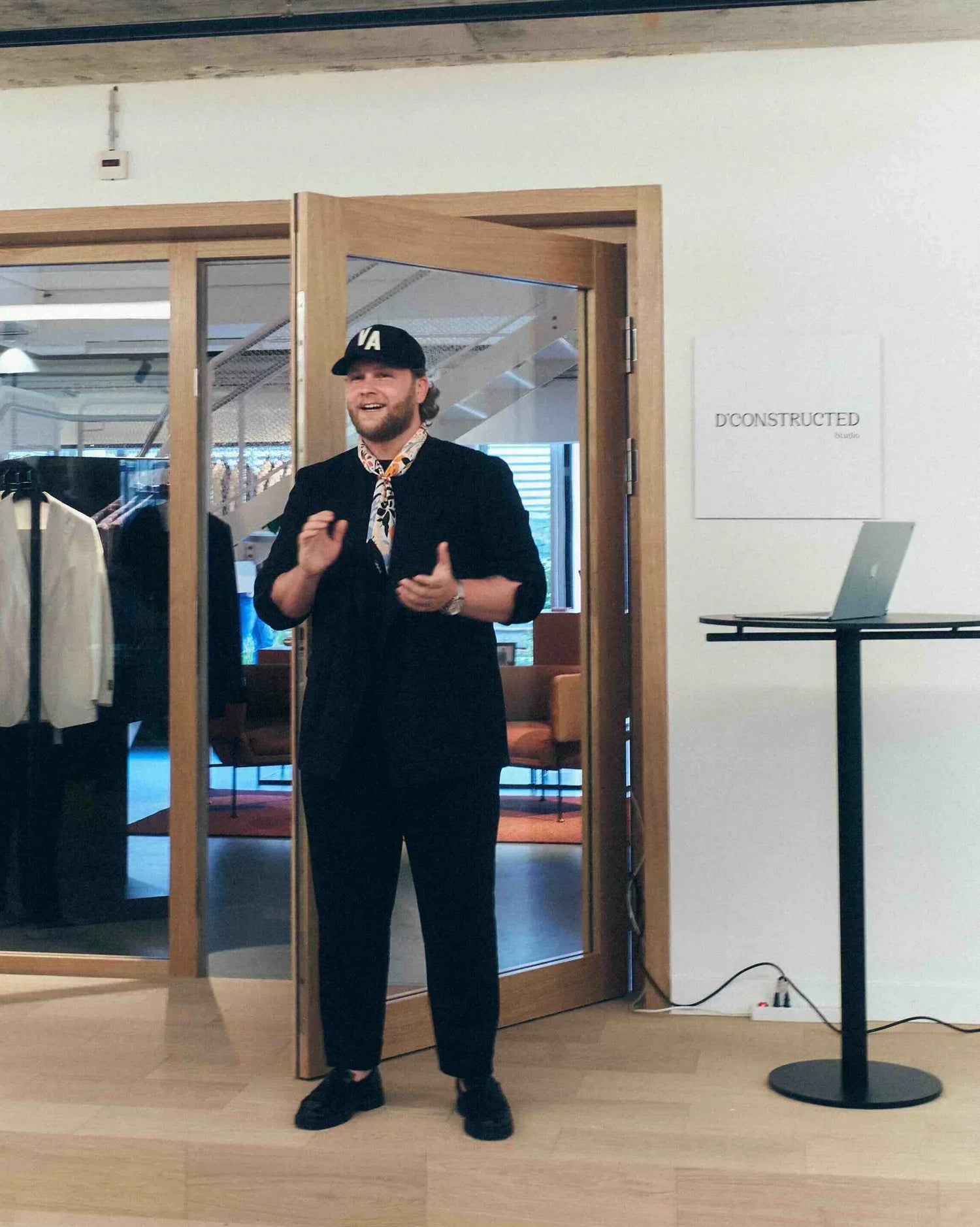 D'CONSTRUCTED Studio-Eröffnung. Teammitglied präsentiert die Coming'Home-Kollektion und gibt spannende Einblicke in Design, Studio und Markenvision.