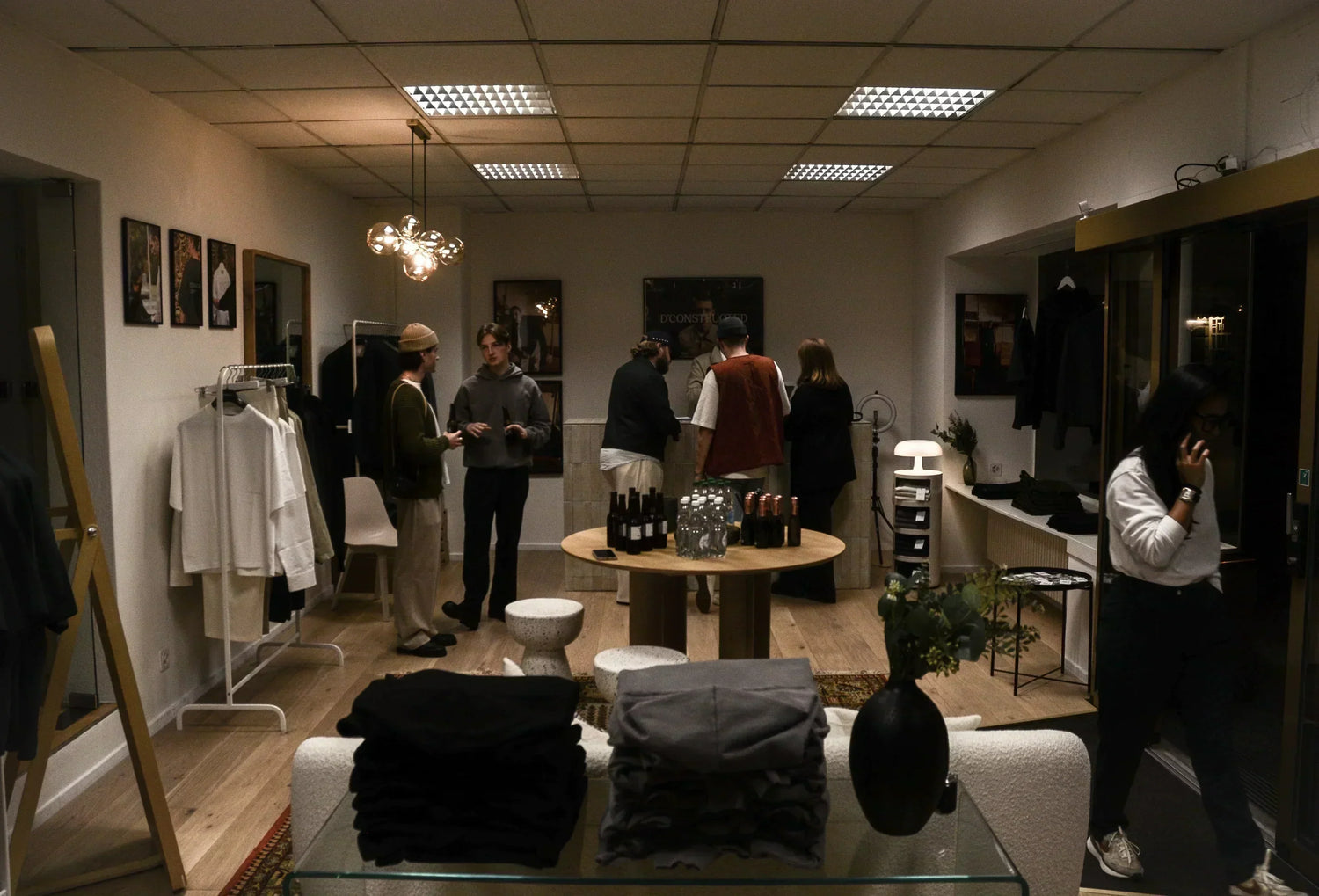 D'CONSTRUCTED Pop'Up Store Event in Zürich. Besucher erleben exklusive Mode und einzigartige Designs in einem kreativen, einladenden Raum.
